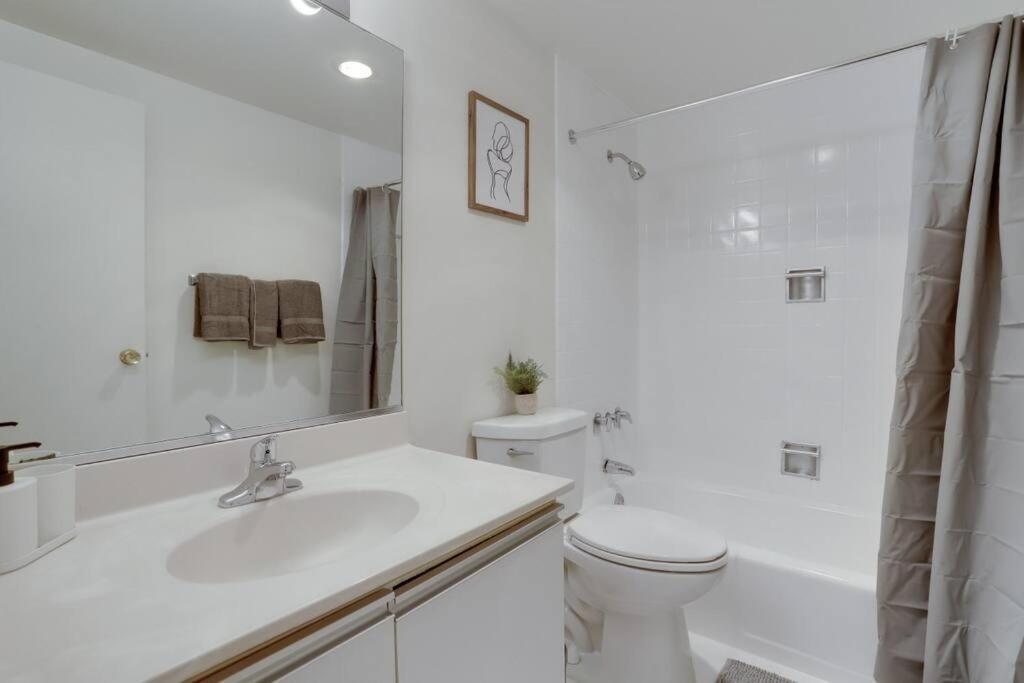 Elegant Apartment W Views At Crystal City Арлингтон Экстерьер фото