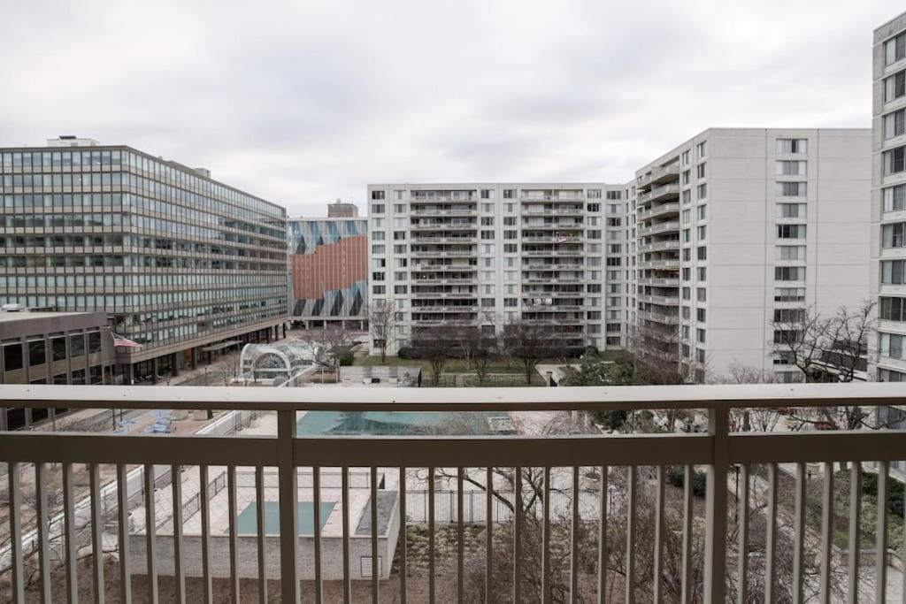 Elegant Apartment W Views At Crystal City Арлингтон Экстерьер фото