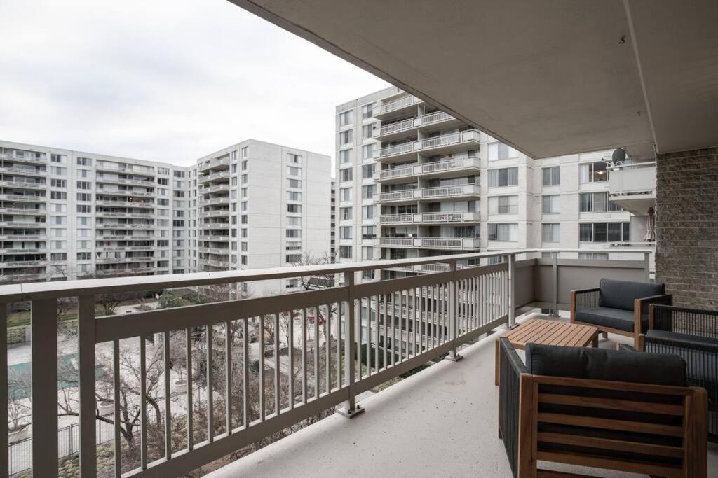 Elegant Apartment W Views At Crystal City Арлингтон Экстерьер фото