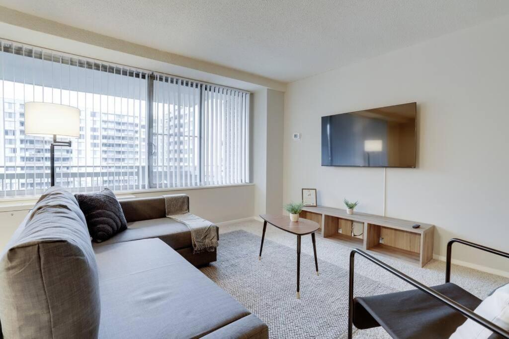 Elegant Apartment W Views At Crystal City Арлингтон Экстерьер фото