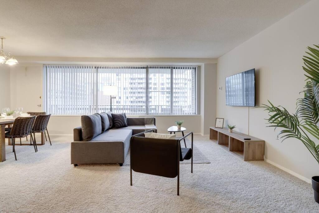 Elegant Apartment W Views At Crystal City Арлингтон Экстерьер фото