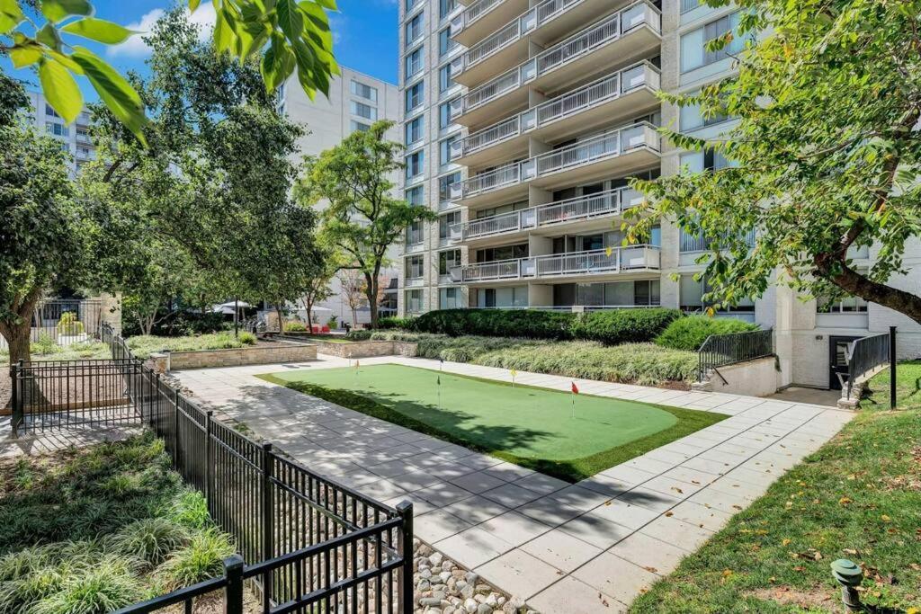 Elegant Apartment W Views At Crystal City Арлингтон Экстерьер фото